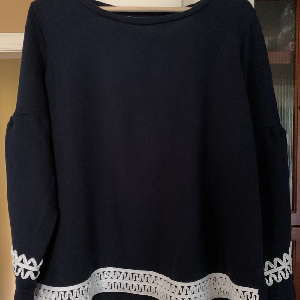 Crown & Ivy 2X Navy Blue Top with White Trim